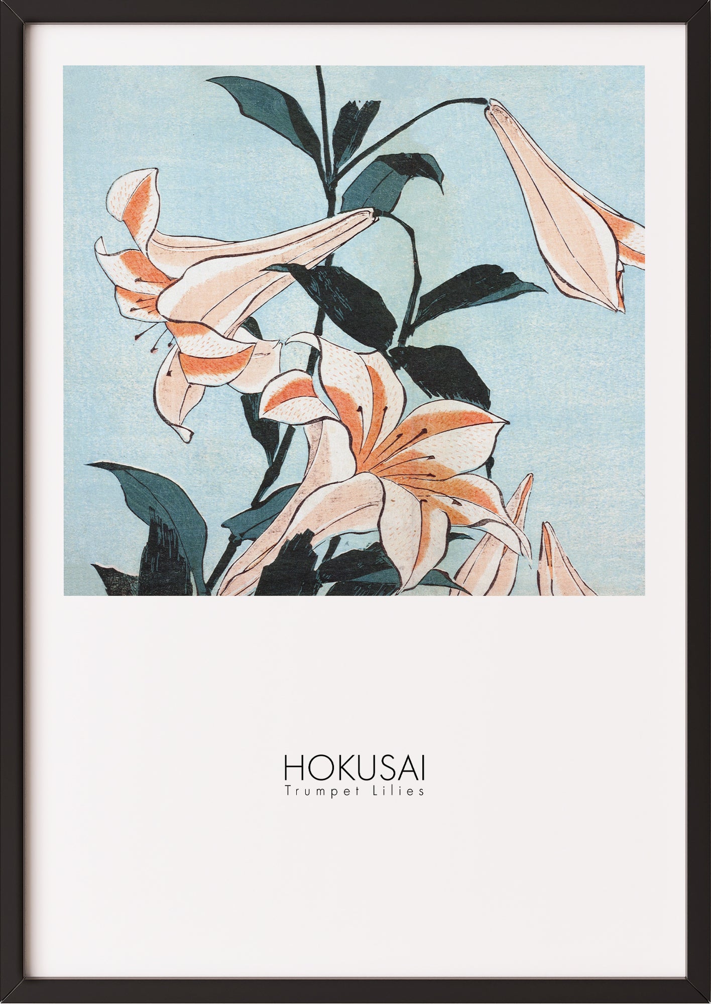 Frau hängt Trumpet Lilies von Hokusai als Poster in schwarzem Rahmen an die Wand