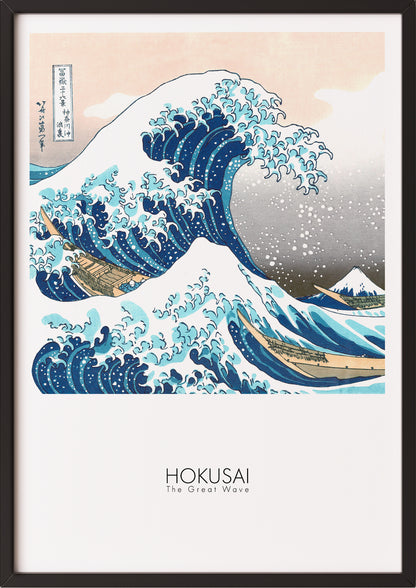 Frau hängt The Great Wave off Kanagawa von Hokusai als Poster in schwarzem Rahmen an die Wand