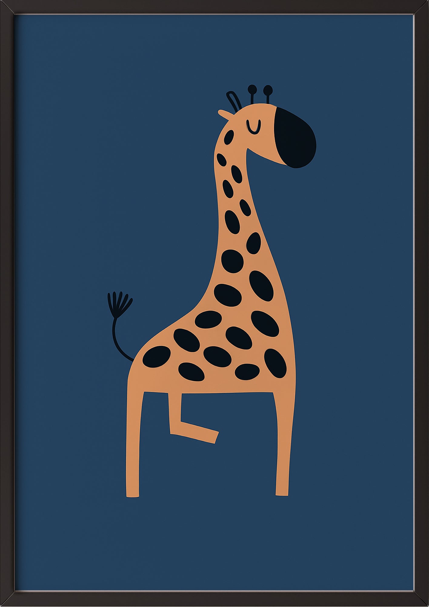 Giraffenposter im schwarzen Rahmen vor hellgrauer Wand