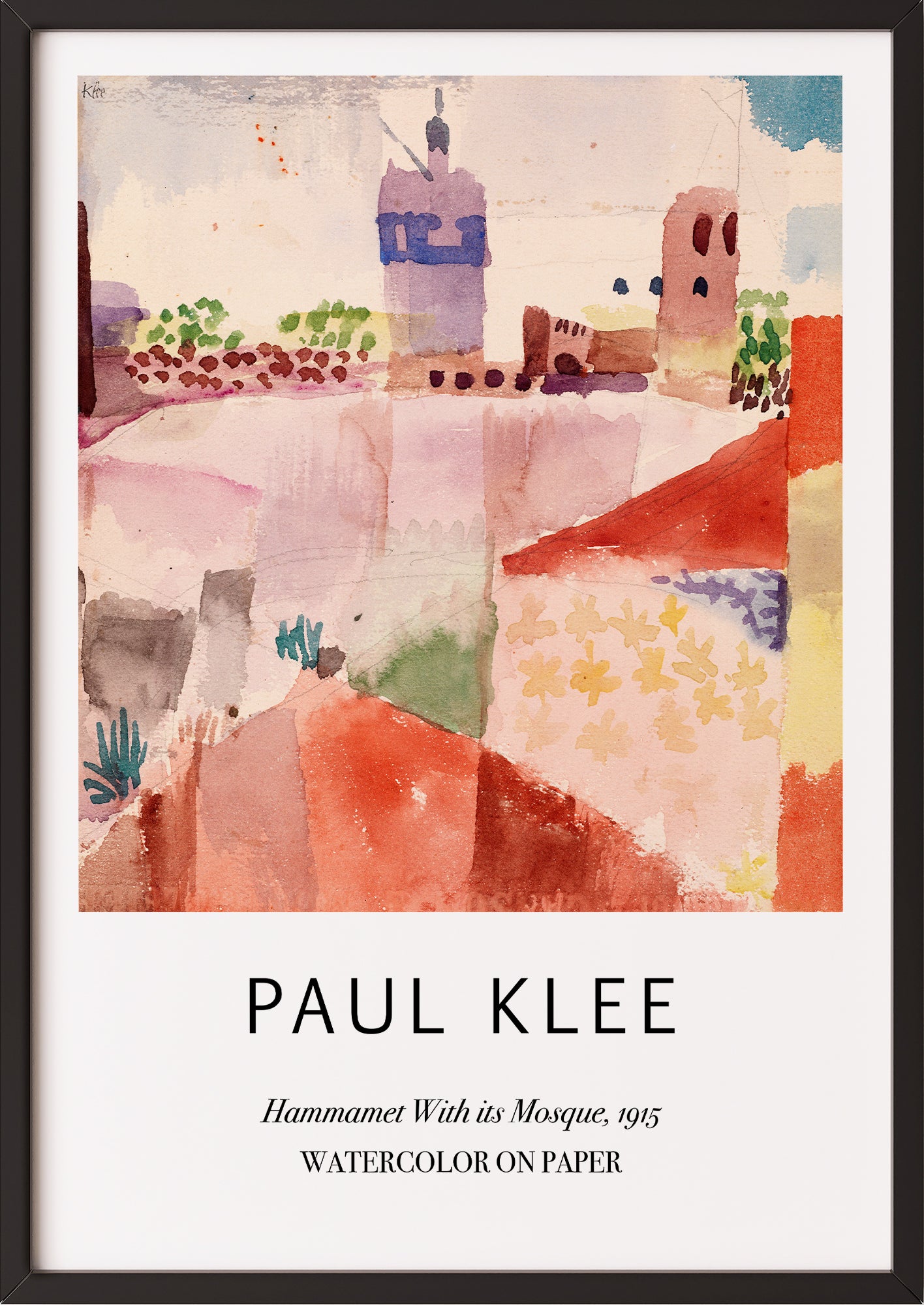 Frau hängt Hammamet With its Mosque von Paul Klee als Poster in schwarzem Rahmen an die Wand