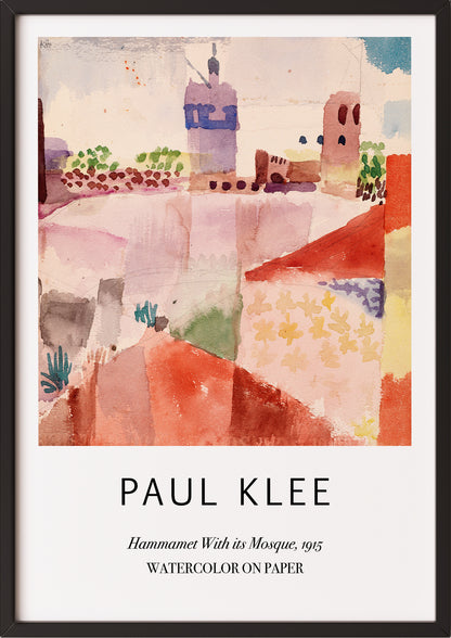 Frau hängt Hammamet With its Mosque von Paul Klee als Poster in schwarzem Rahmen an die Wand