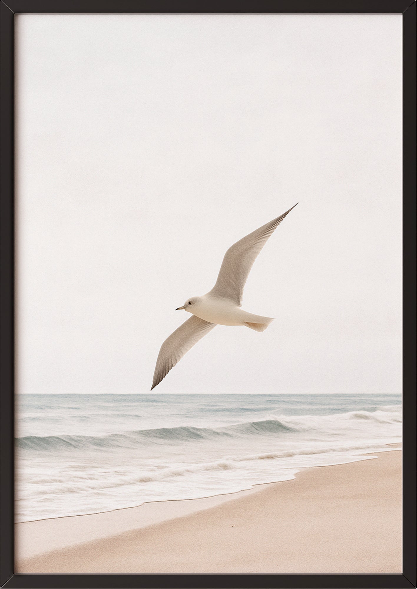 Gerahmtes Poster mit Möwenflug über der Küste, angelehnt an helle Wand