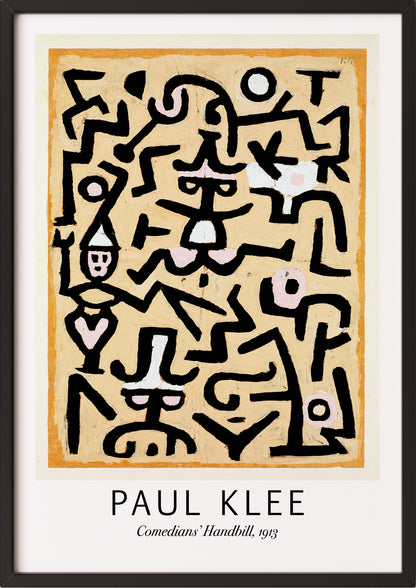 Frau hängt Comedians’ Handbill von Paul Klee als Poster in schwarzem Rahmen an die Wand