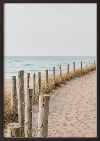Poster mit Küstenweg im schwarzen Rahmen, angelehnt an Wand mit Naturtextur