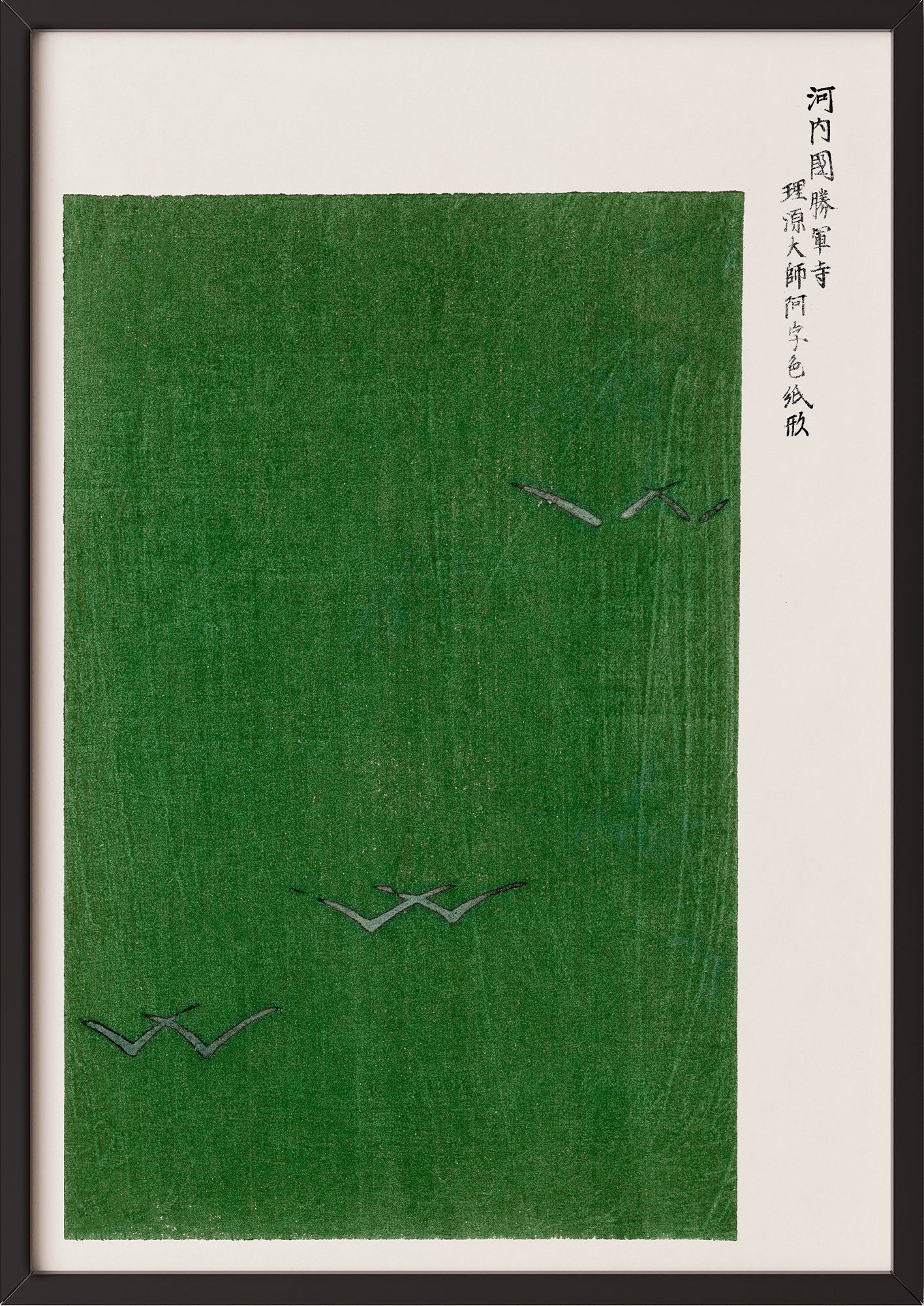 Frau hängt Yatsuo No Tsubaki Green von Taguchi Tomoki als Poster in schwarzem Rahmen an die Wand