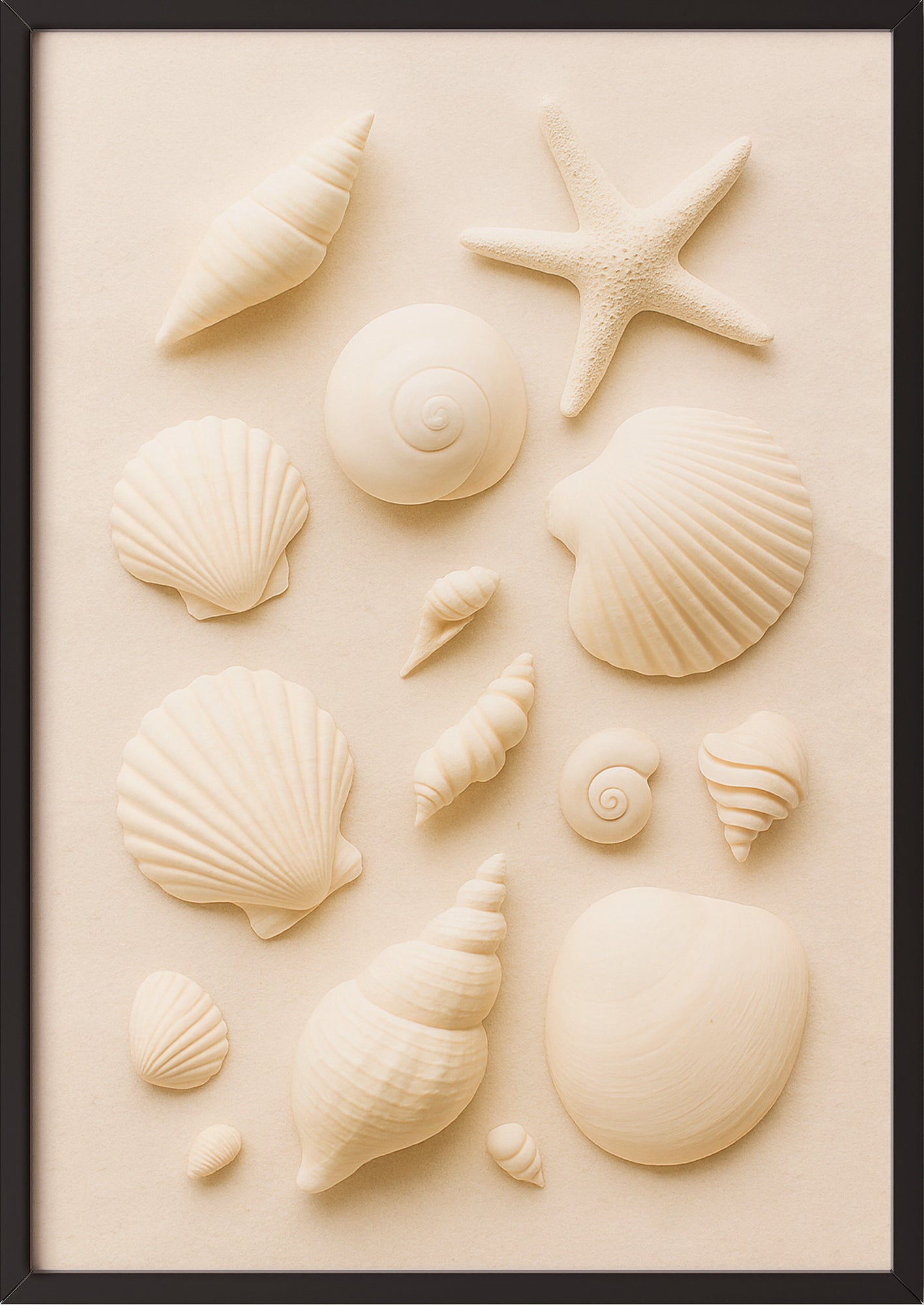 Muschelbild im schwarzen Rahmen an der Wand im minimalistischen Raum