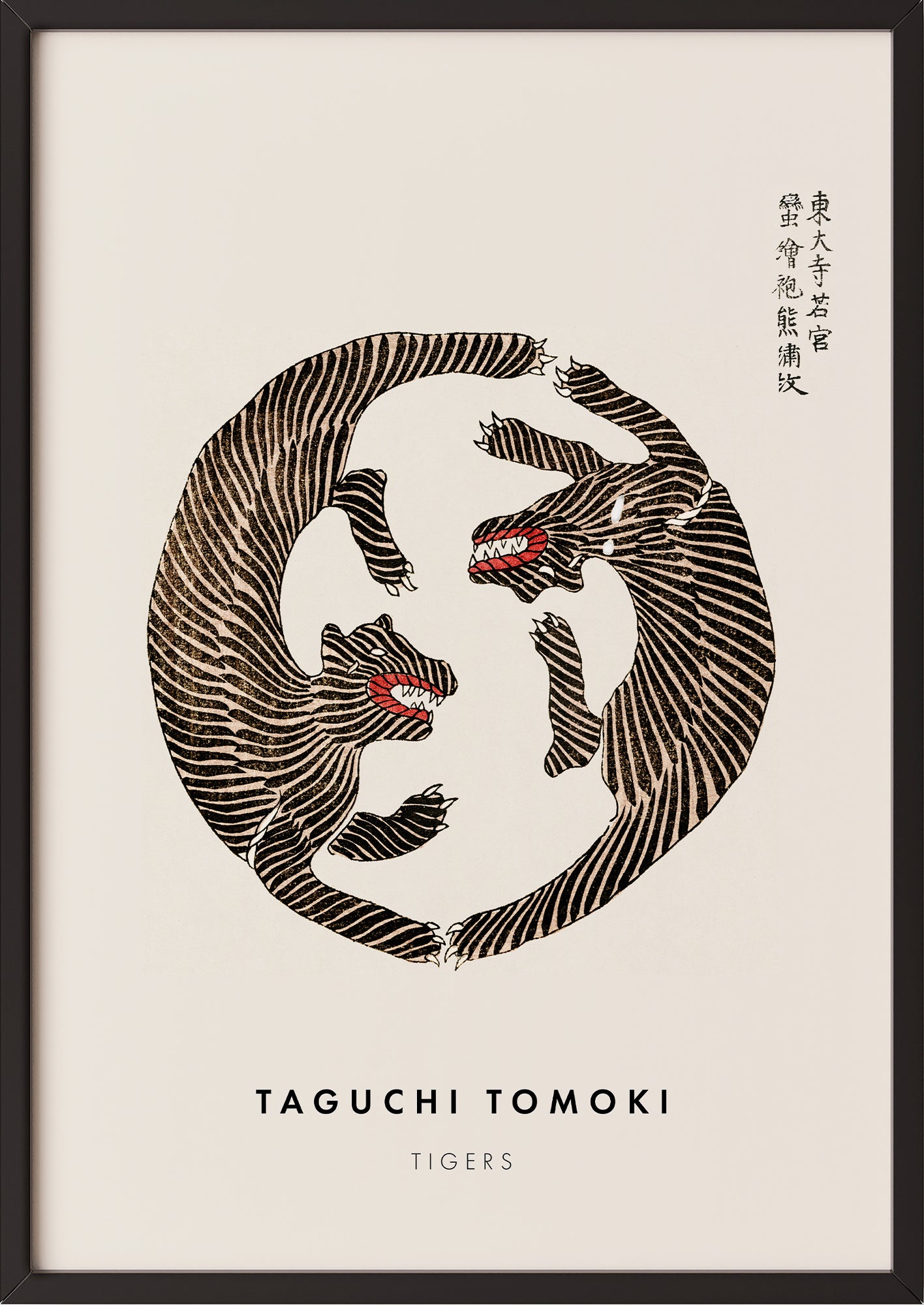 Frau hängt Tigers von Taguchi Tomoki als Poster in schwarzem Rahmen an die Wand