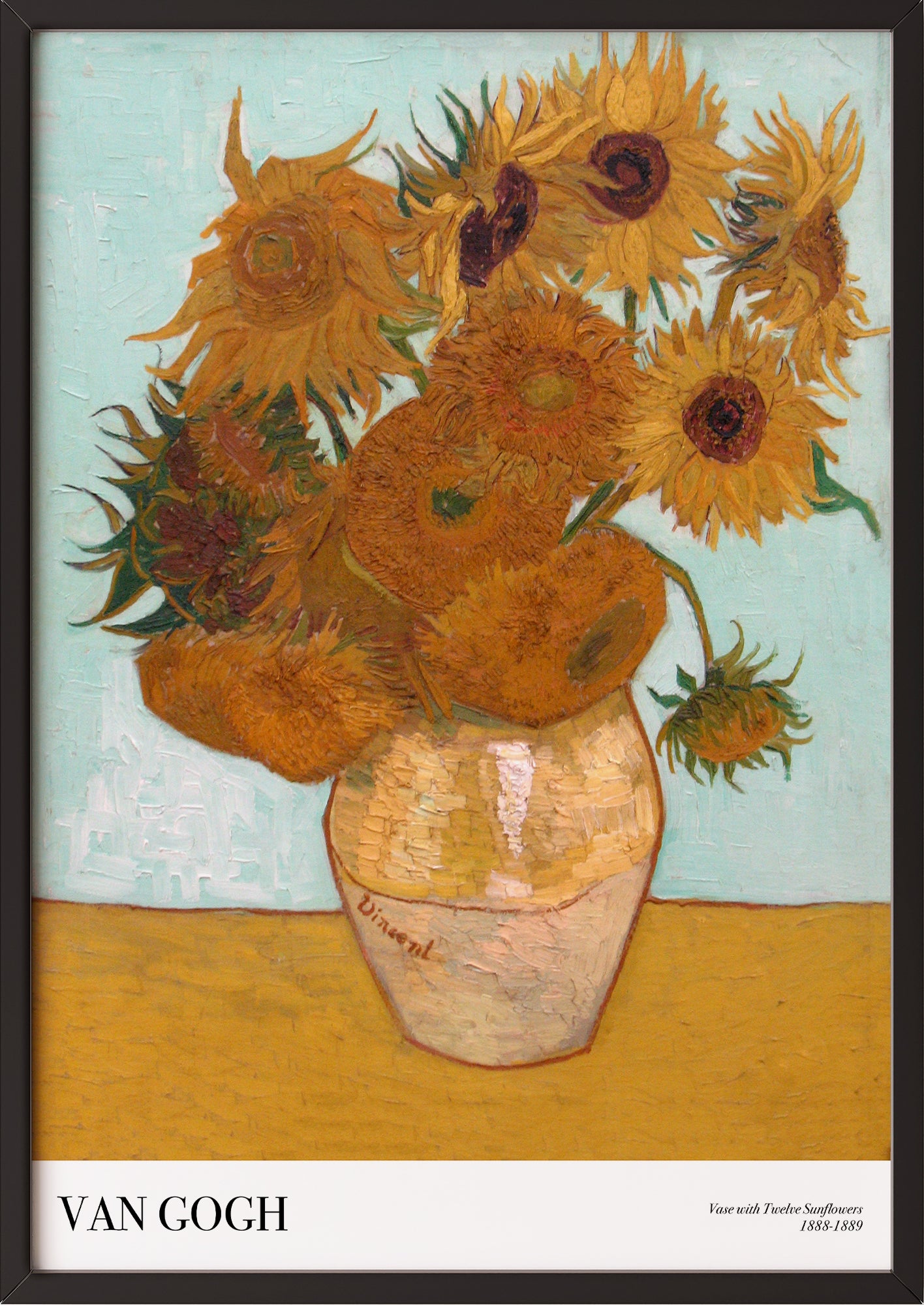 Frau hängt Vase with Twelve Sunflowers von Vincent van Gogh als Poster in schwarzem Rahmen an die Wand