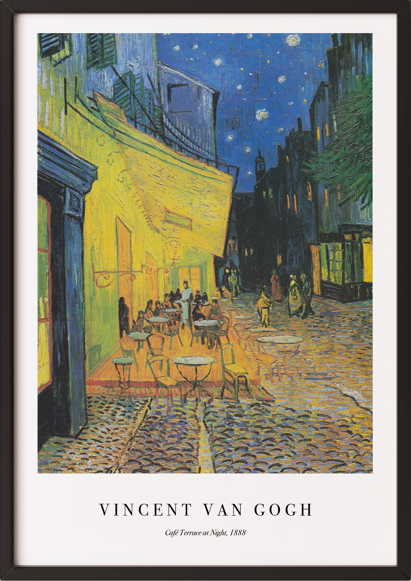 Frau hängt Café Terrace at Night von Vincent van Gogh als Poster in schwarzem Rahmen an die Wand