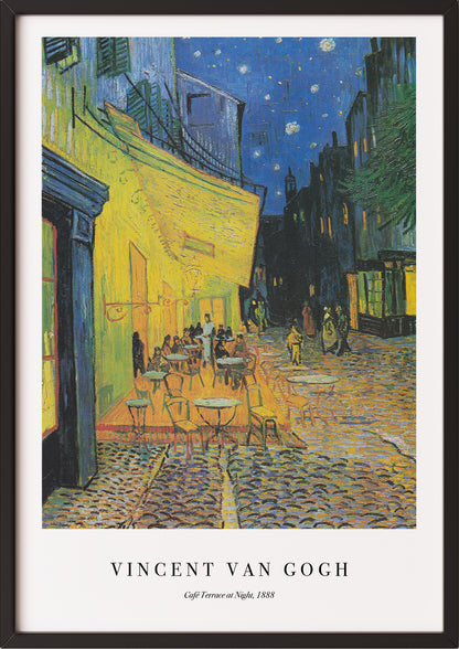 Frau hängt Café Terrace at Night von Vincent van Gogh als Poster in schwarzem Rahmen an die Wand