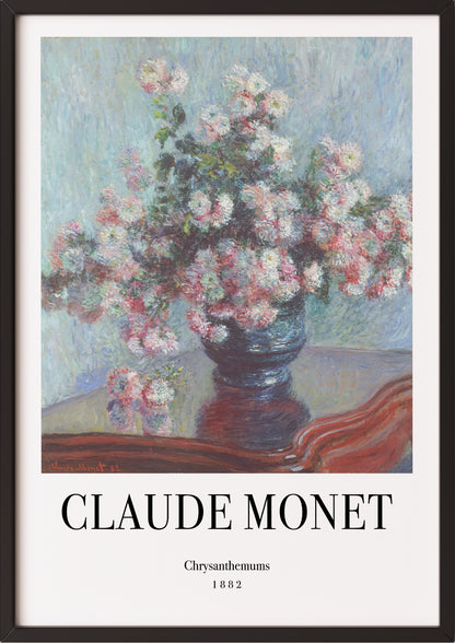 Frau hängt Chrysanthemums von Claude Monet als Poster in schwarzem Rahmen an die Wand
