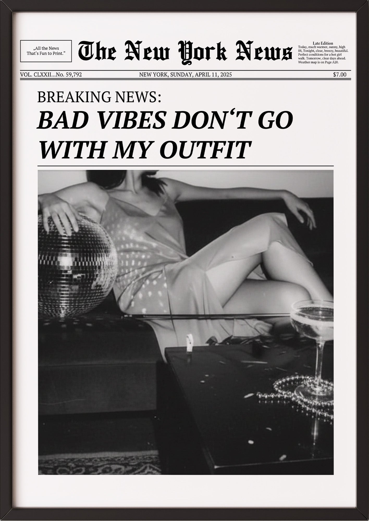 Poster Bad Vibes Don’t Go With My Outfit im schwarzen Holzrahmen