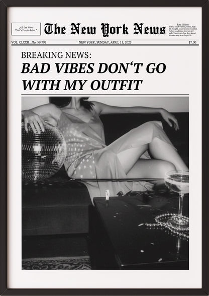 Poster Bad Vibes Don’t Go With My Outfit im schwarzen Holzrahmen