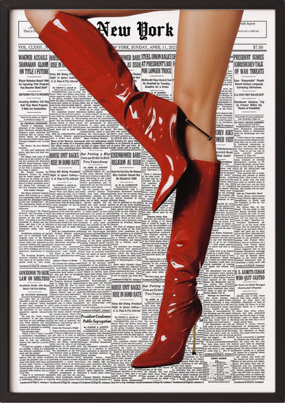 Poster Red High Heels Boots – Newspaper im schwarzen Holzrahmen