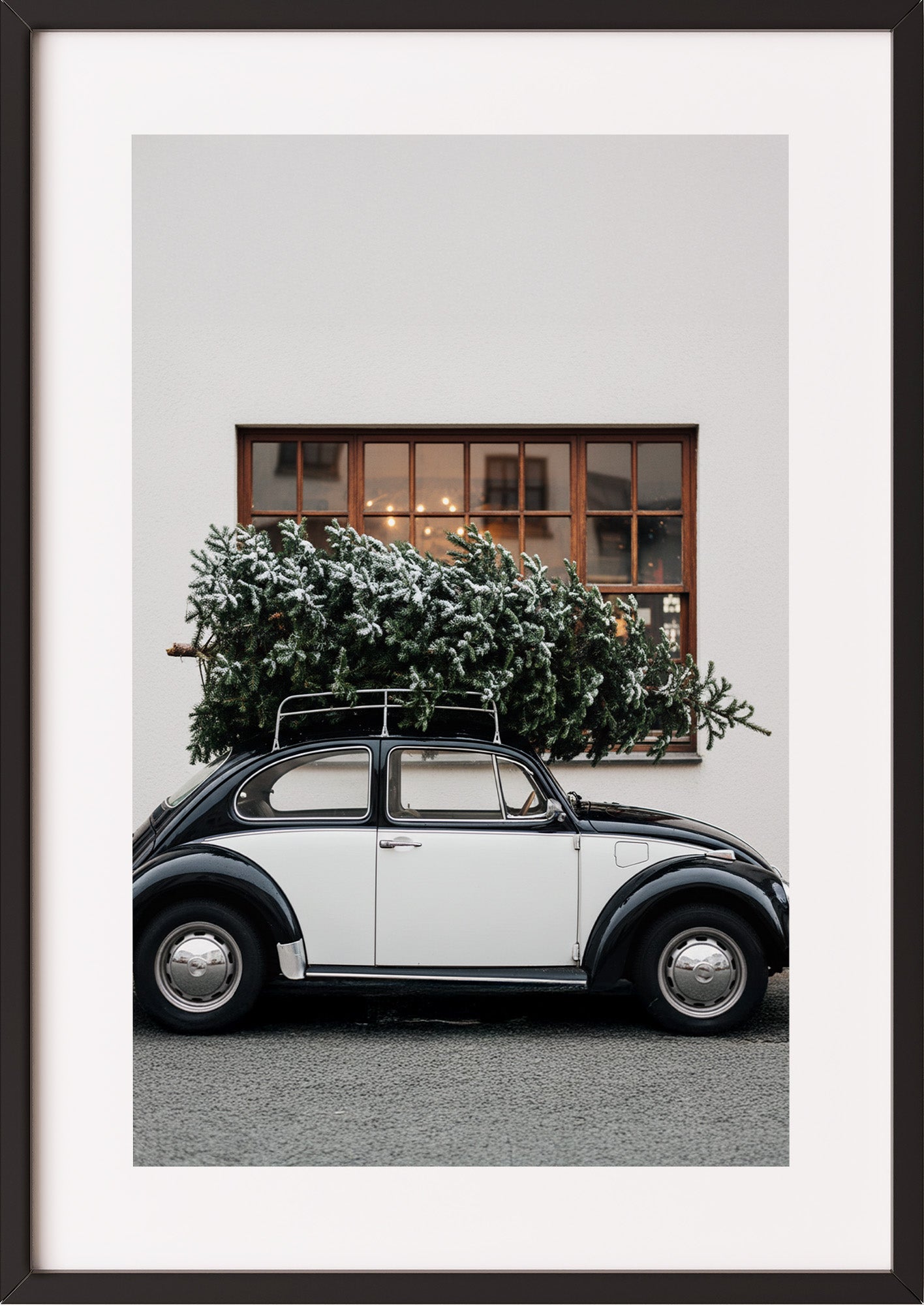 Poster Oldtimer mit Weihnachtsbaum im schwarzen Rahmen