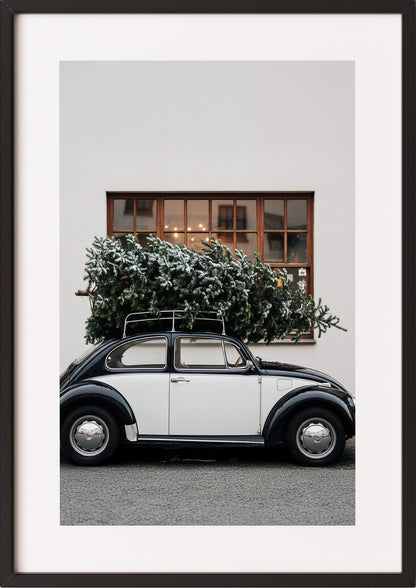 Poster Oldtimer mit Weihnachtsbaum im schwarzen Rahmen
