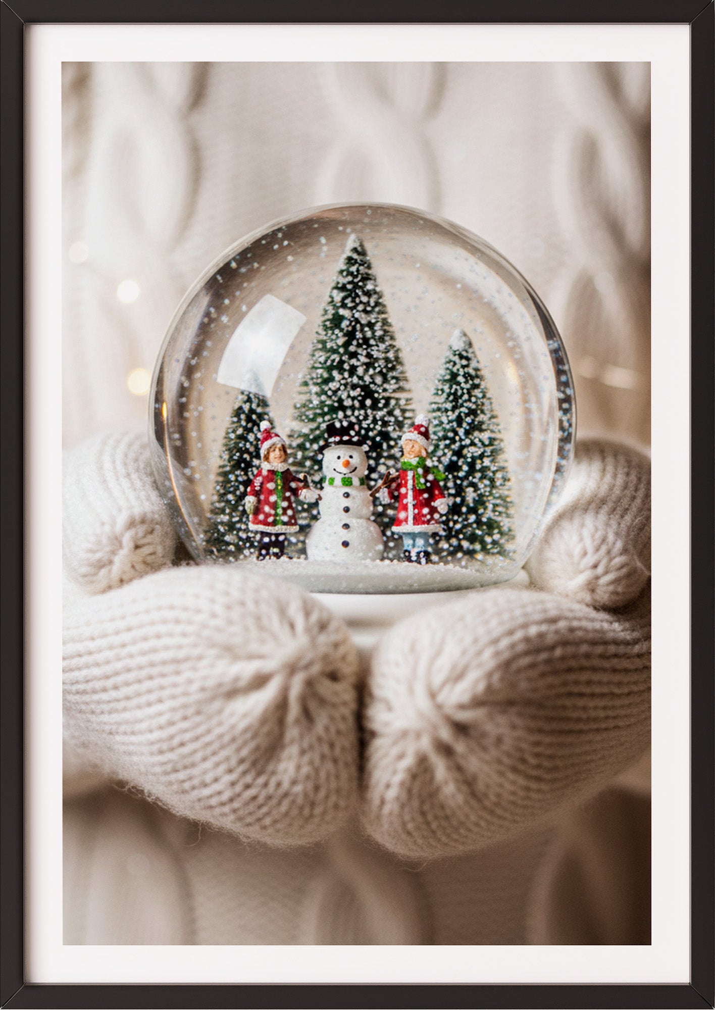Poster Schneekugel im schwarzen Rahmen