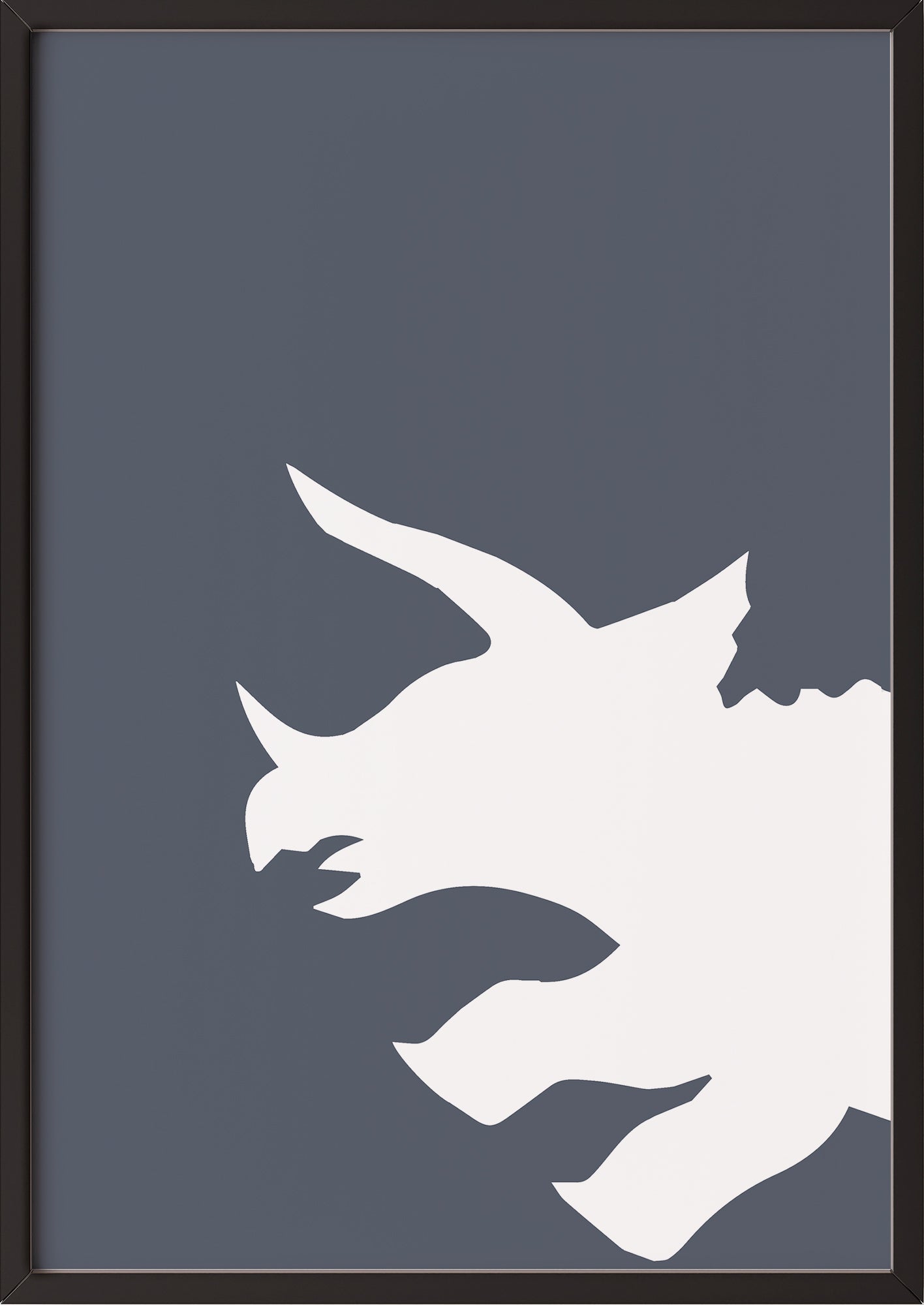 ein poster mit der weißen triceratops grafik auf dunklem grund gerahmt in einem schwarzen rahmen hängt stilvoll an einer wand
