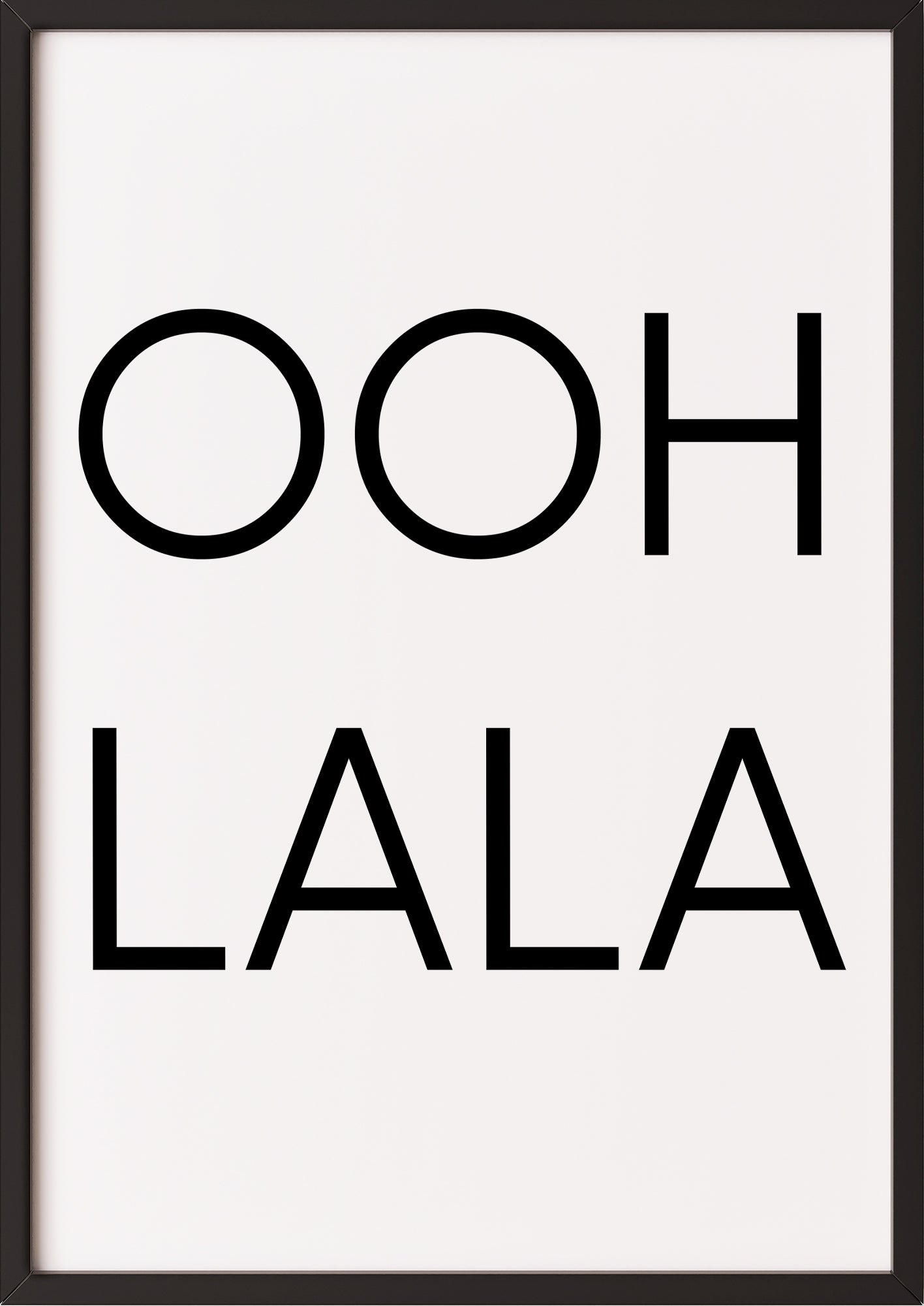 Hochformatiges Poster „OOH LA LA“ mit schwarzem Rahmen, freigestellt.