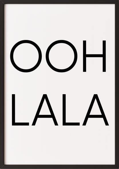 Hochformatiges Poster „OOH LA LA“ mit schwarzem Rahmen, freigestellt.
