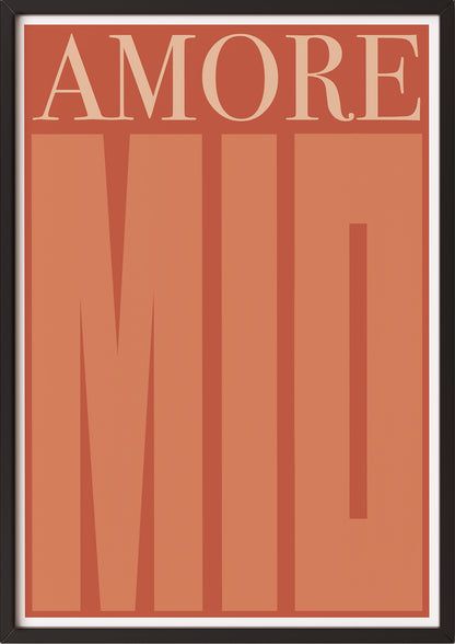 Hochformatiges Poster „Amore Mio“ mit schwarzem Rahmen, freigestellt.