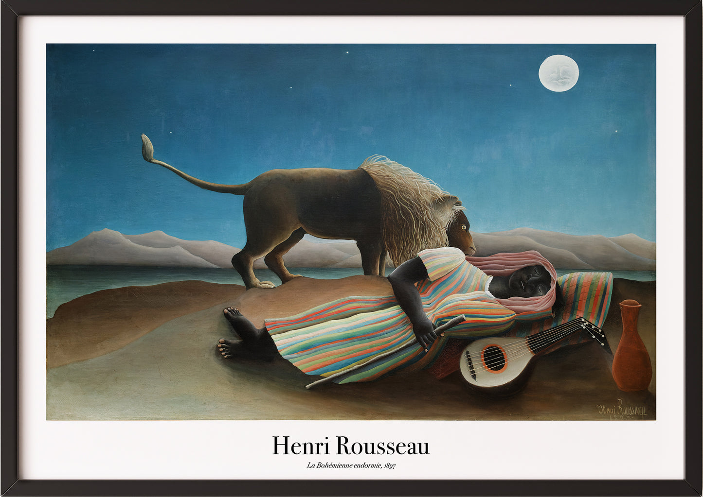 Eine Frau hängt Henri Rousseau – The Sleeping Gypsy in schwarzem Rahmen an die Wand
