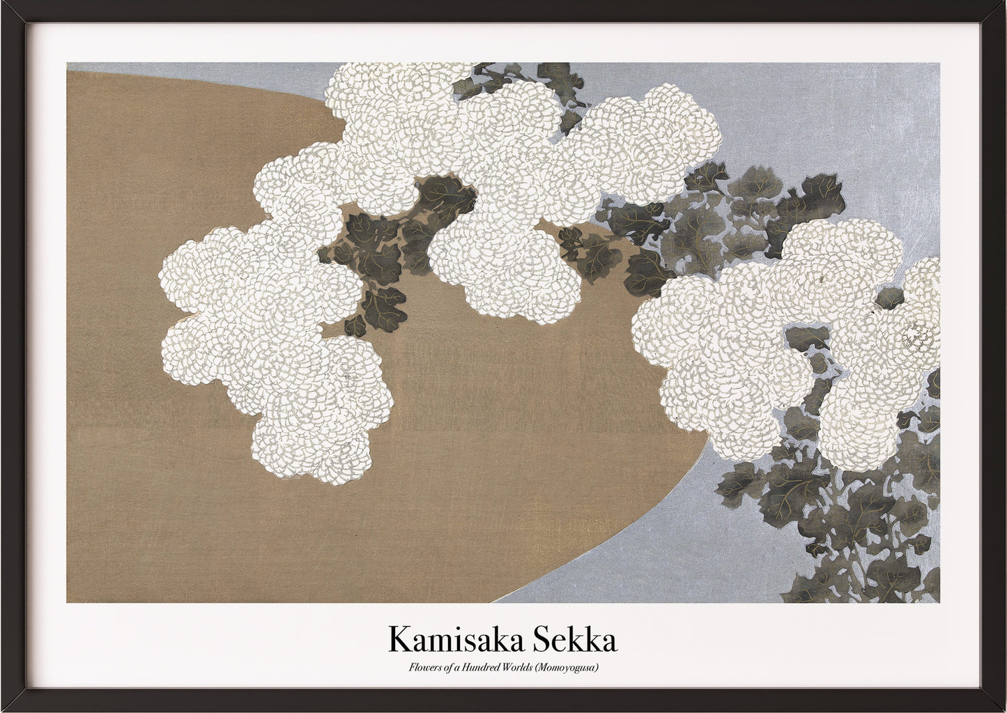 Eine Frau hängt Kamisaka Sekka – Flowers of a Hundred Worlds (Momoyogusa) in schwarzem Rahmen an die Wand