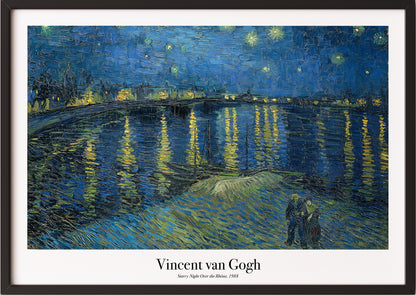 Eine Frau hängt Vincent van Gogh – Starry Night Over the Rhône in schwarzem Rahmen an die Wand