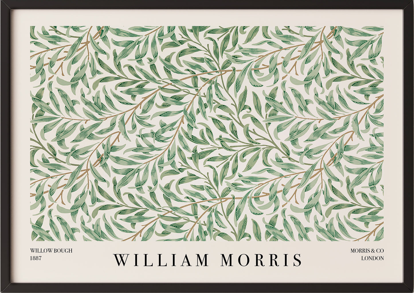 Eine Frau hängt William Morris – Willow Bough in schwarzem Rahmen an die Wand