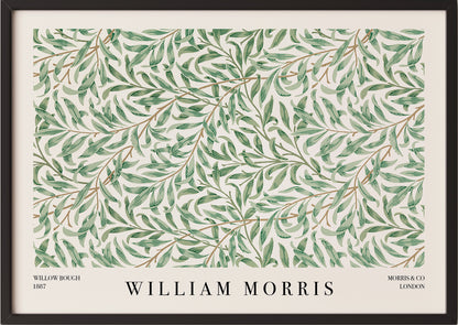 Eine Frau hängt William Morris – Willow Bough in schwarzem Rahmen an die Wand