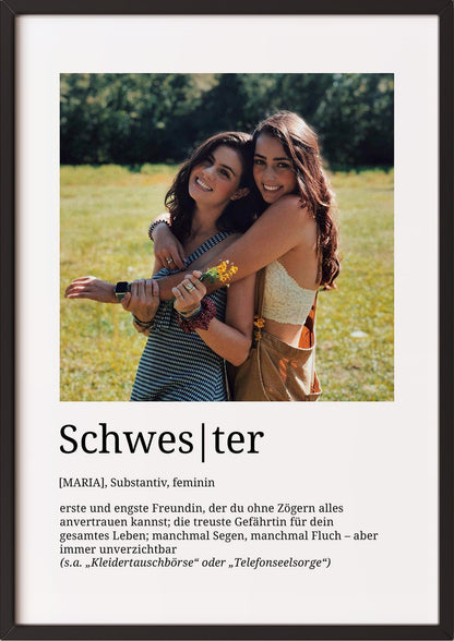Schwester im schwarzen Holzrahmen