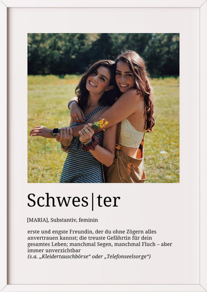 Schwester im weißen Holzrahmen