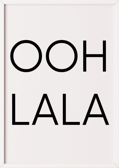 Hochformatiges Poster „OOH LA LA“ mit weißem Rahmen, freigestellt.