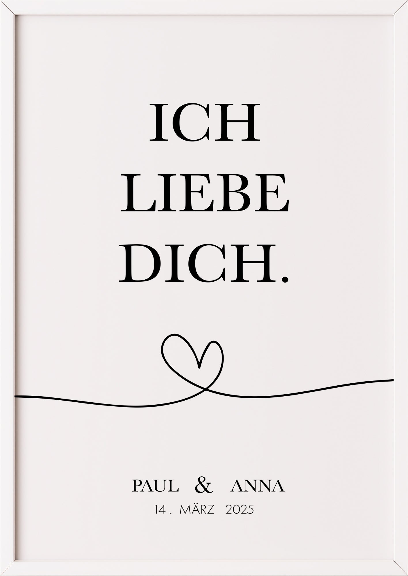 Das Poster mit dem Text ich liebe dich, den Namen und Datum im weißen Rahmen fügt sich hell und freundlich in skandinavische Einrichtungen ein