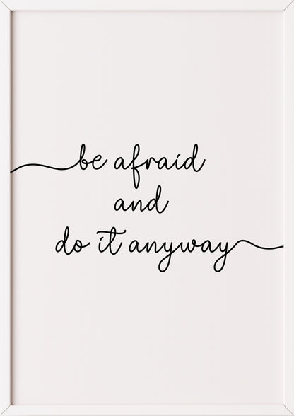 Hochformatiges Poster „be afraid and do it anyway“ mit weißem Rahmen.