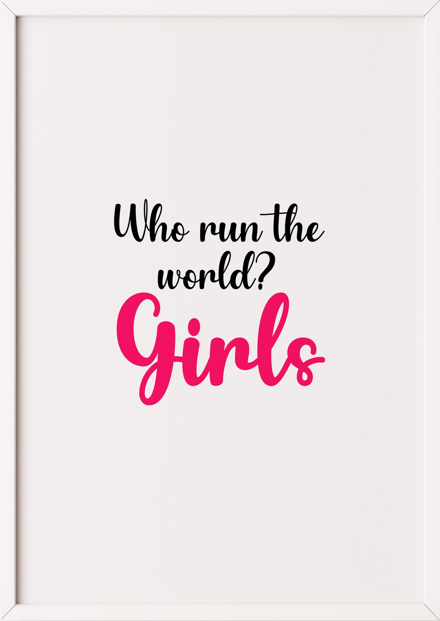 weißer Rahmen Who run the world Girls Zitatposter in weißem Rahmen an einer Wand im Schlafzimmer feminine Dekoration mit Blumen und Kissen