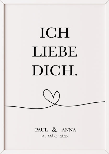 Das Poster mit dem Text ich liebe dich, den Namen und Datum im weißen Rahmen fügt sich hell und freundlich in skandinavische Einrichtungen ein