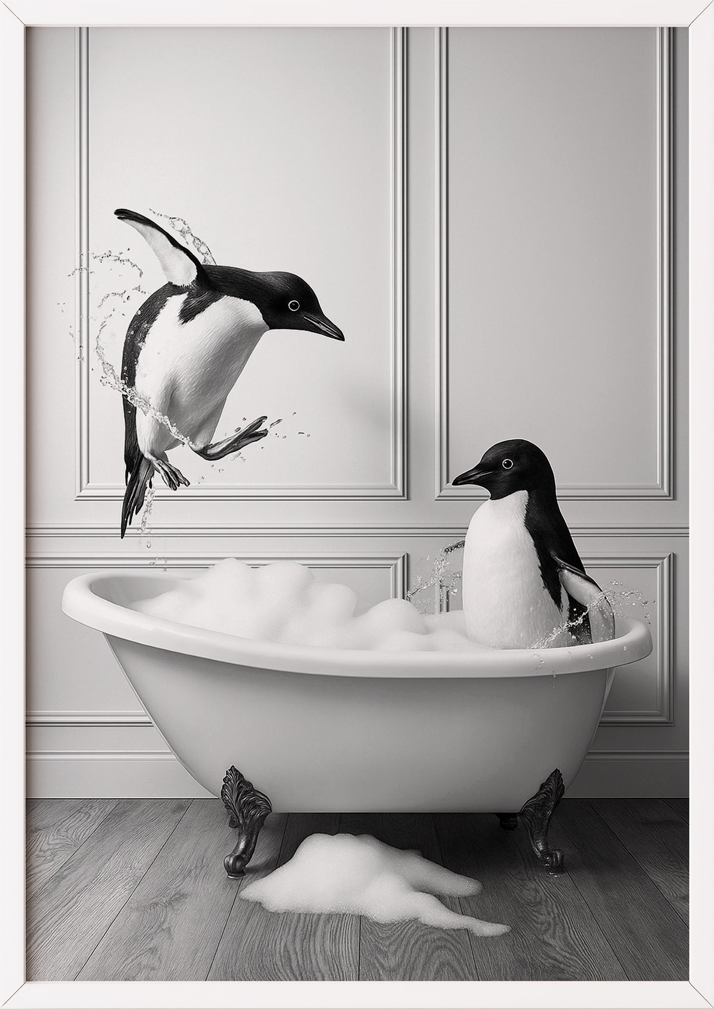 ein weißer rahmen umgibt das poster mit den beiden pinguinen die vergnügt in der badewanne spielen und sorgt für ein helles ambiente