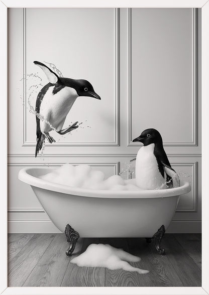 ein weißer rahmen umgibt das poster mit den beiden pinguinen die vergnügt in der badewanne spielen und sorgt für ein helles ambiente
