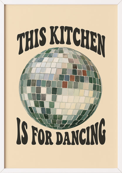 Poster mit Diskokugel und Retro-Schriftzug im weißen Rahmen auf neutralem Hintergrund