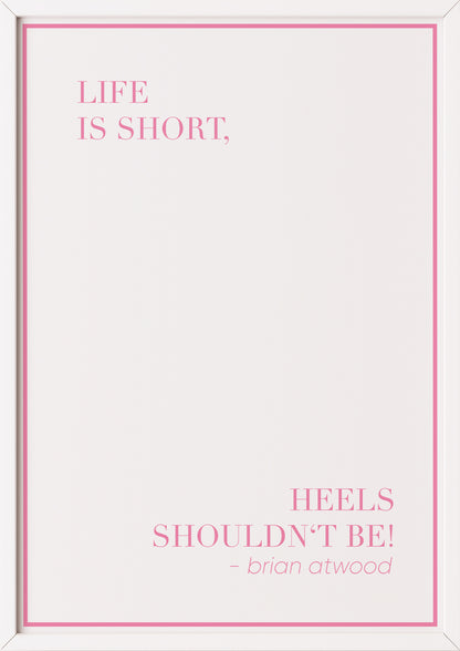 Zitatposter „Life is short, heels shouldn’t be!“ in weißem Holzrahmen