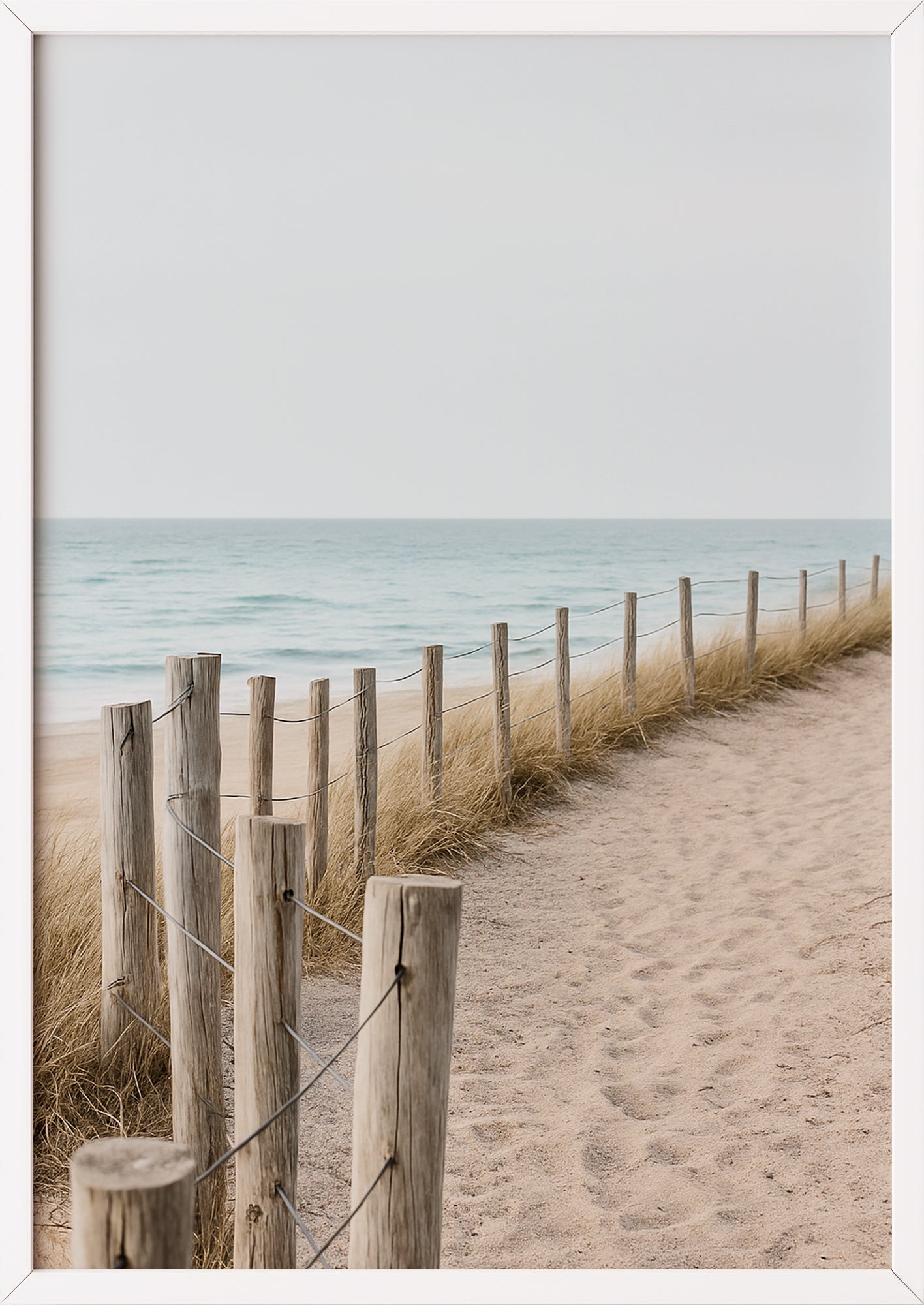 Küstenweg-Motiv im weißen Rahmen auf schlichtem Untergrund