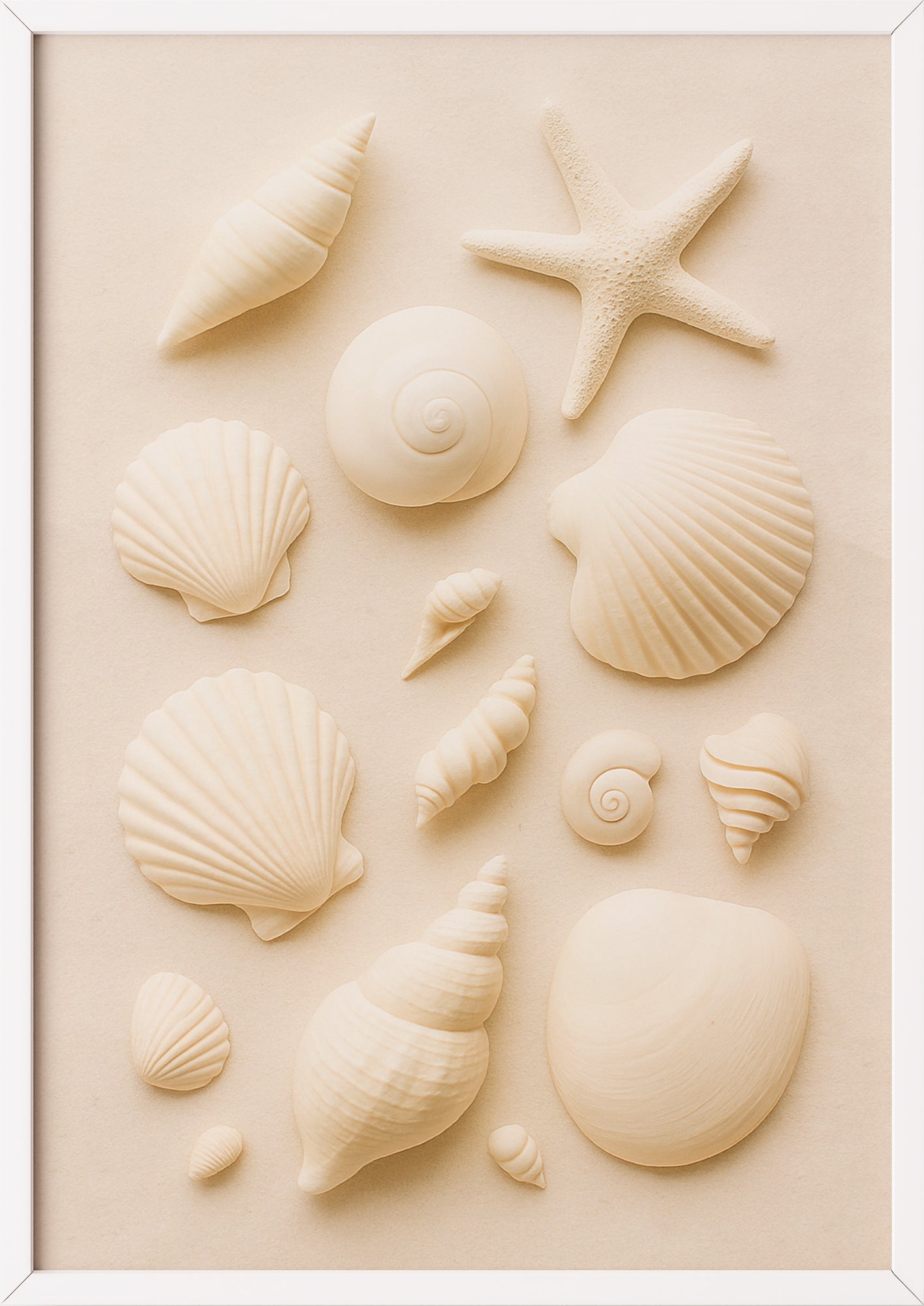 Fotoposter mit Muscheln im weißen Rahmen auf grauem Untergrund
