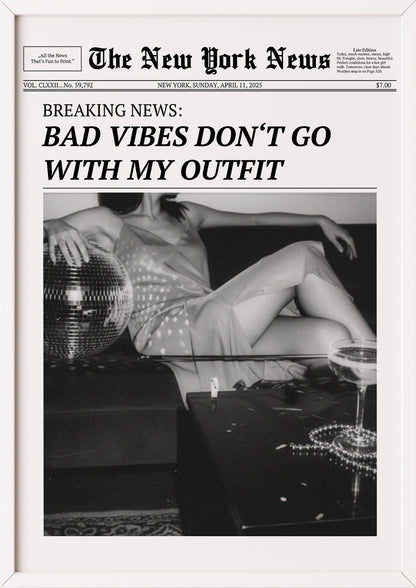 Poster Bad Vibes Don’t Go With My Outfit im weißen Holzrahmen