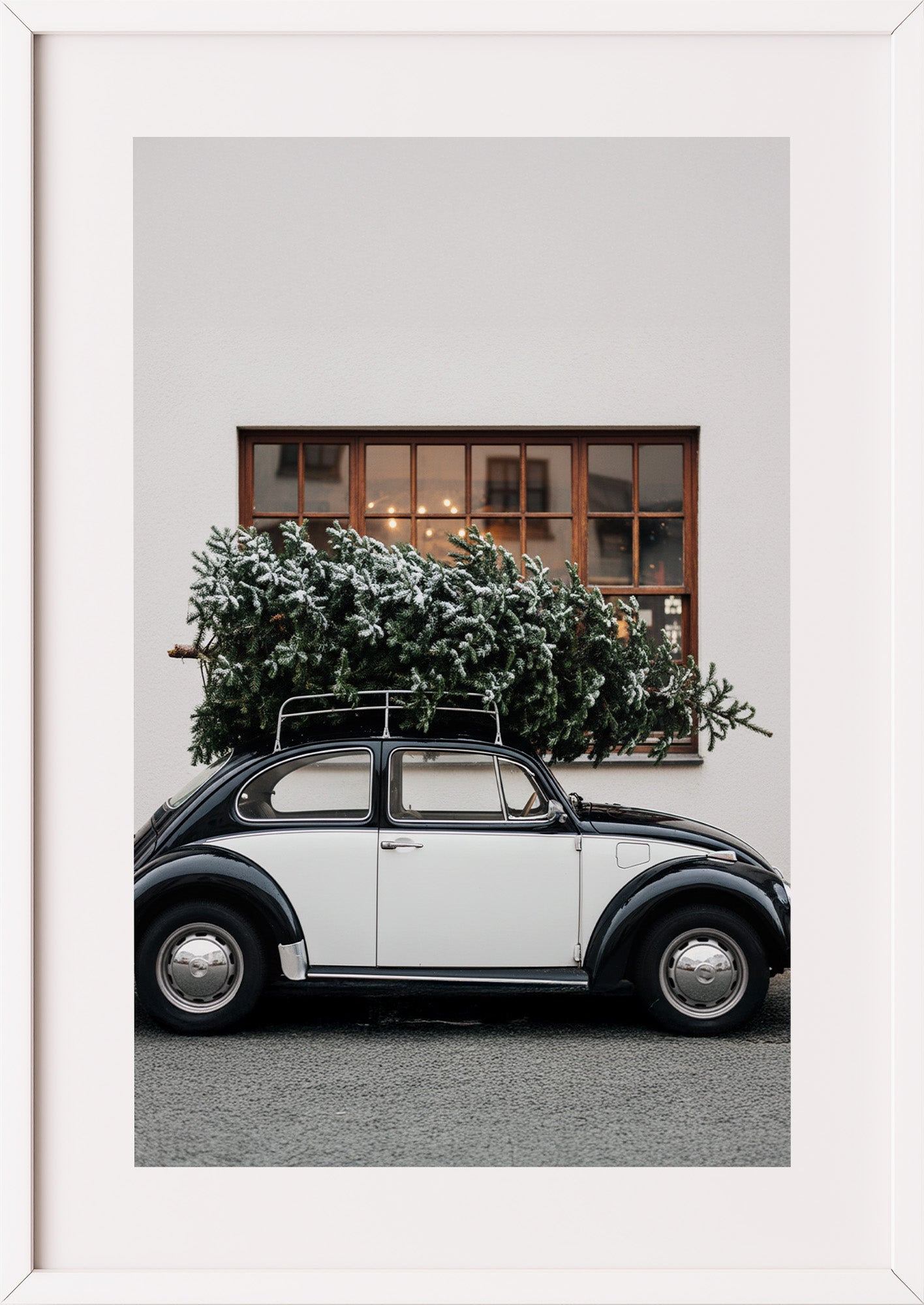 Poster Oldtimer mit Weihnachtsbaum im weißen Rahmen