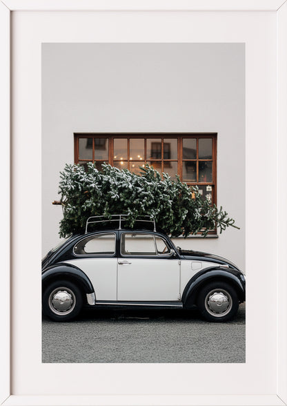 Poster Oldtimer mit Weihnachtsbaum im weißen Rahmen