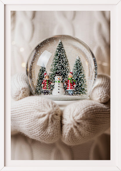 Poster Schneekugel im weißen Rahmen