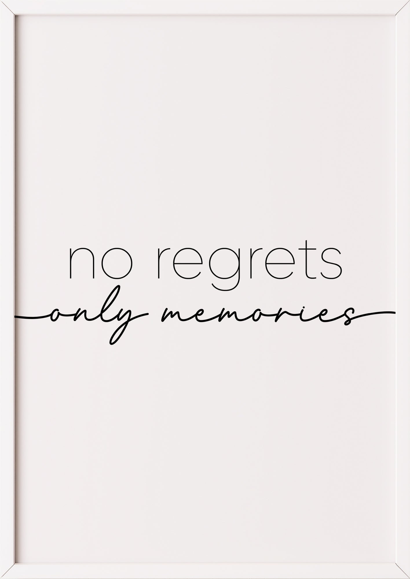 Typografie Poster „no regrets only memories“ in weißem Rahmen.